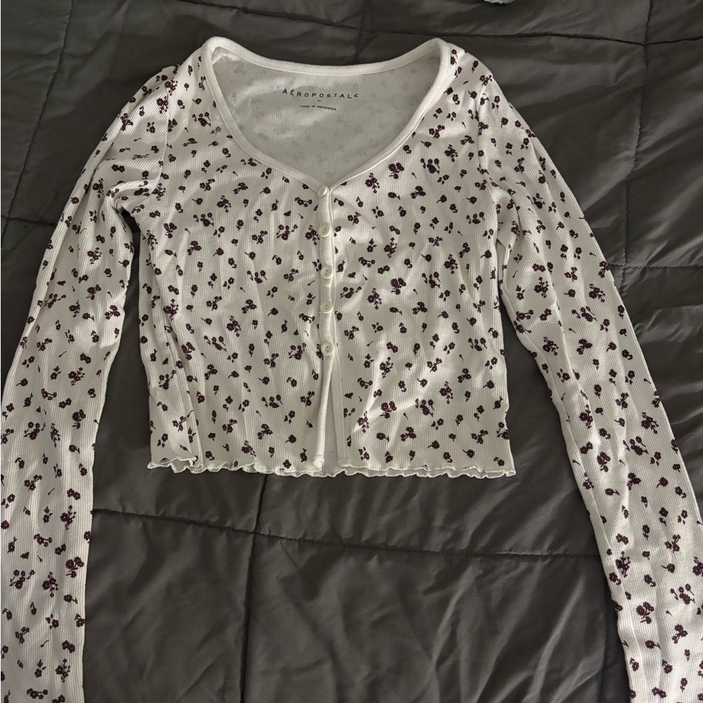 Aeropostale crop top long sleeve with a flower print